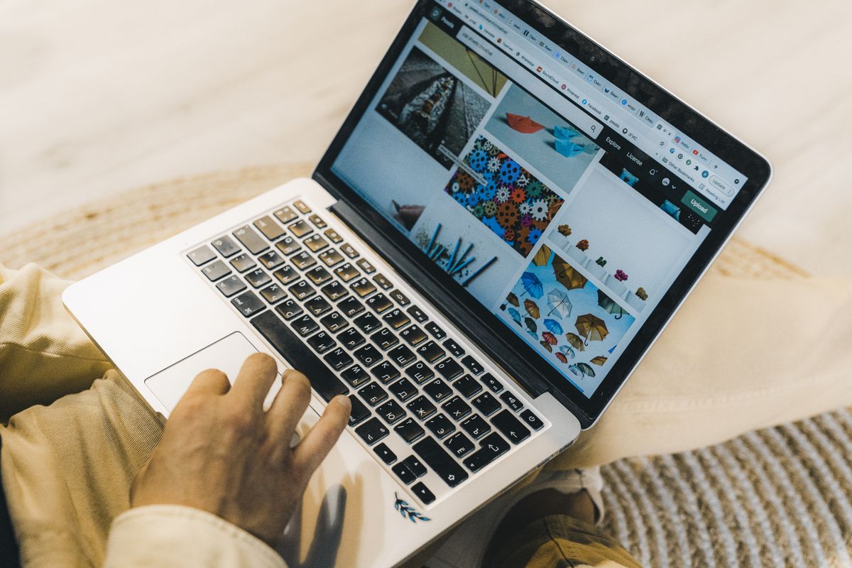 Membaca artikel di laptop