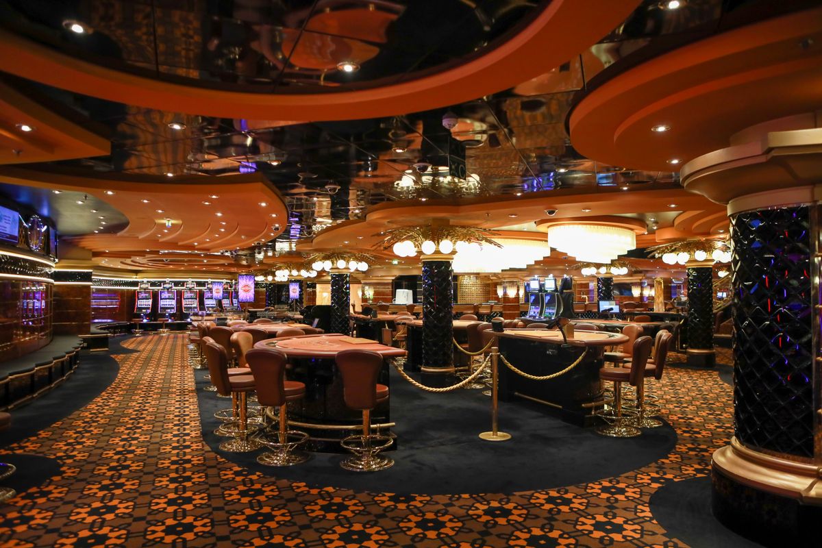 Interior kasino dengan roda roulette