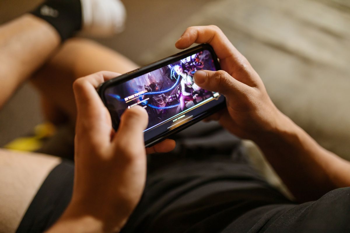 Orang menggunakan ponsel untuk membaca